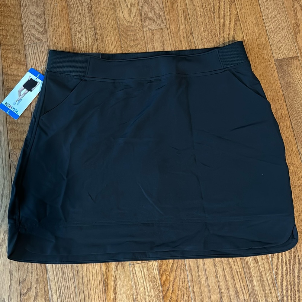 NWT 32 degrees skort. Size large.